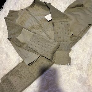 Women’s fashion leggings with jackets, green color size L/XL. Never worn new